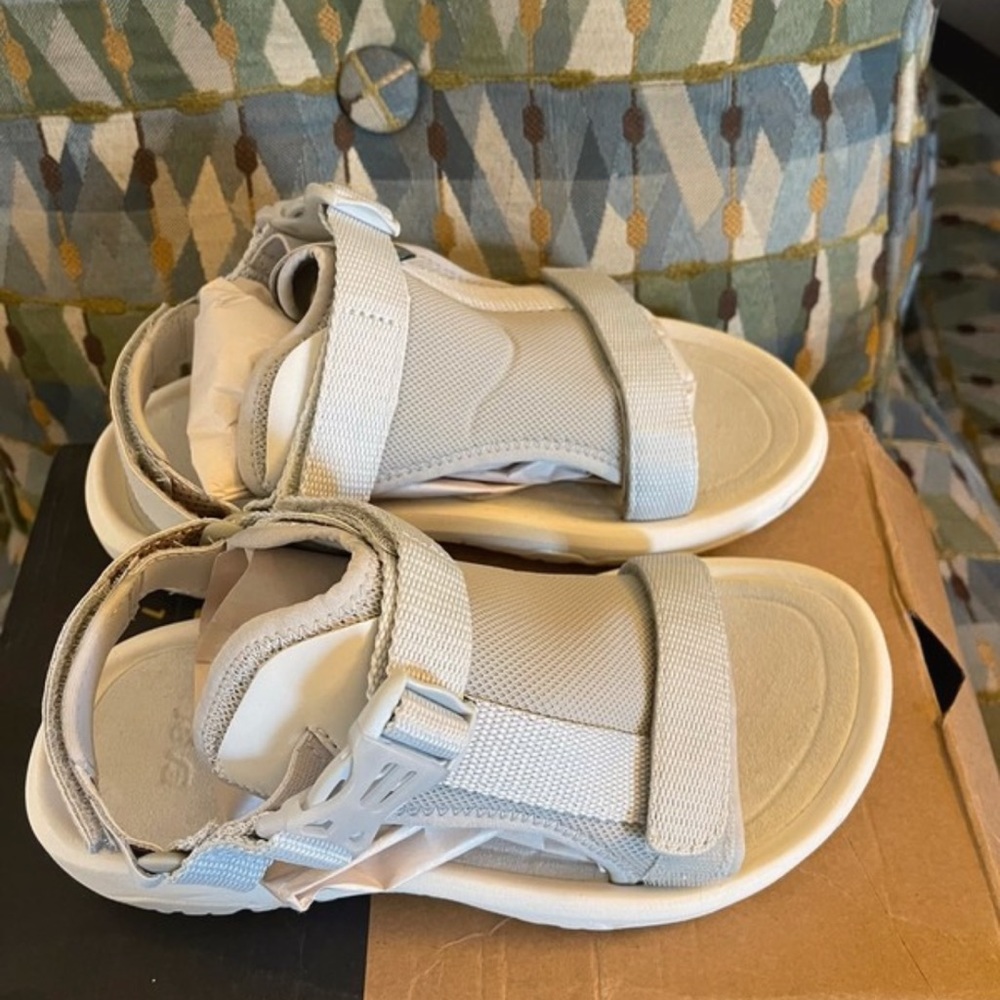 $75 New Teva grey sport sandals sz 7 wide